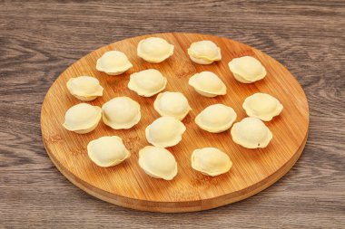 Pişirmek için çiğ etli börek.