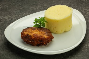 Ev yapımı domuz pirzolası ve patates püresi.