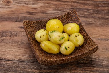 Kasede taze haşlanmış patates soğan servis edildi.