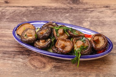 Baharatlı ve otlu terbiye edilmiş Shiitake mantarı.