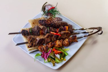 Barbekü et ve sebze tabağı.