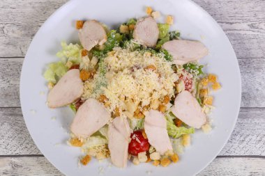 Tavuk göğsü ve parmesan peynirli Sezar salatası.