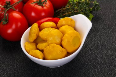 Lezzetli terbiye edilmiş veranda kasede.