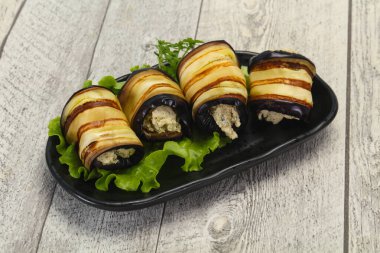 Peynirli patlıcan dolması ve otlar salata servis