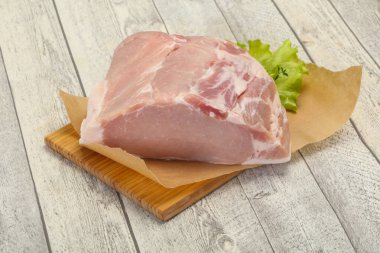 Çiğ domuz eti pişirmeye hazır.