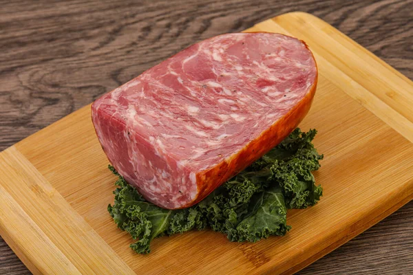 Peça Presunto Saborosa Carne Sobre Bordo — Fotografia de Stock