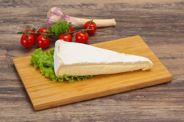 Triángulo Queso Brie Servido Ensalada Hojas —  Fotos de Stock