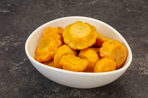 Вегетарианская Еда Маринованный Желтый Патиссон Миске — стоковое фото