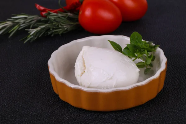 Pelota Italiana Queso Mozzarella Servido Albahaca Tomates — Foto de Stock