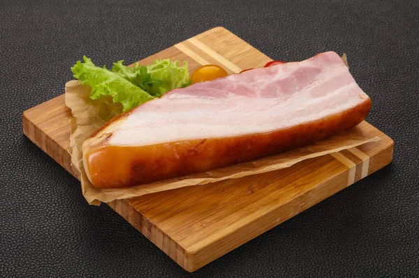 Geräucherte Schweinebrust Mit Salatblättern Und Tomaten — Stockfoto