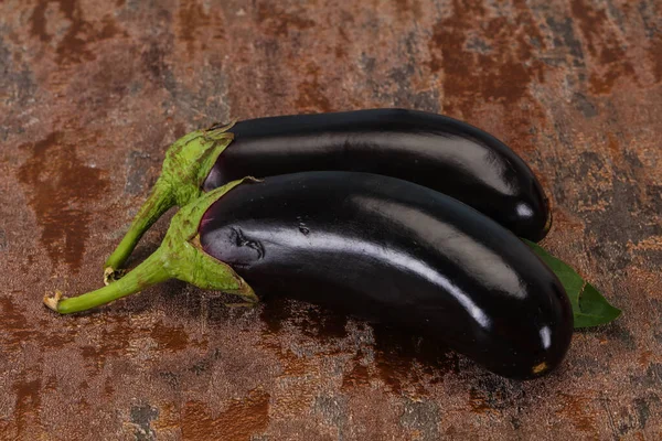 Mogna Välsmakande Äggplanta Över Trä Bakgrund — Stockfoto