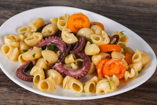 Pasta Met Octopus Peterselie Gele Tomaten — Stockfoto