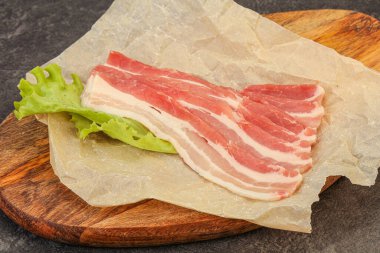 Fırında pişmemiş domuz pastırması.