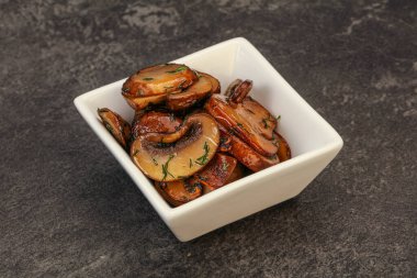 Kavrulmuş şampiyon, kasede otlar ve baharatlar var.