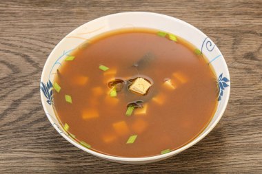 Japon geleneksel soya peynirli Miso çorbası.