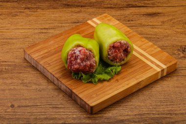 Çiğ dolma yeşil dolma biber ve et.