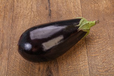 Siyah olgun taze bir patlıcan.