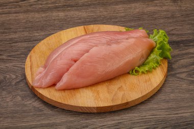 Pişirmek için çiğ hindi göğsü.