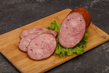 Baharatlı ve otlu füme jambon.