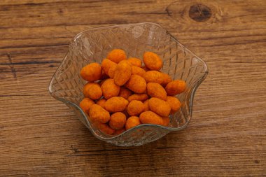 Baharatlı bbq fıstık yığını kasede