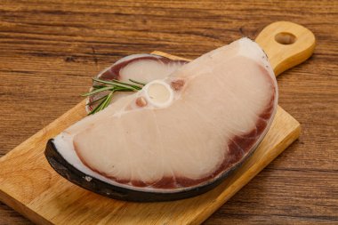 Çiğ köpekbalığı bifteği pişirmek için biberiye servis edilir.