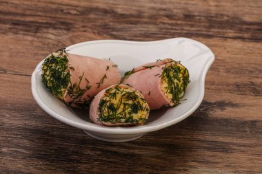 Peynirli ve sarımsaklı jambonlu sandviç.