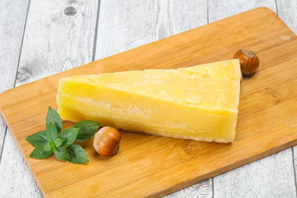 Сыр Пармезаном Подают Листья Базилика Орехи — стоковое фото