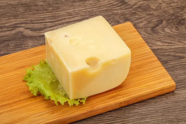 Emmental Sýr Přes Dřevěnou Desku Podávané Salát — Stock fotografie