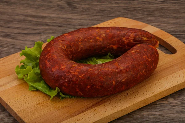 Krakowska Wurst Über Dem Brett Mit Kräutern Und Gewürzen — Stockfoto