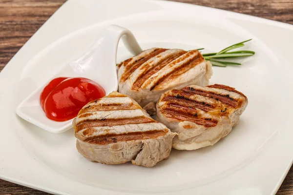 Gegrilde Varkensvlees Medaillon Met Tomatensaus Geserveerd Rozemarijn — Stockfoto
