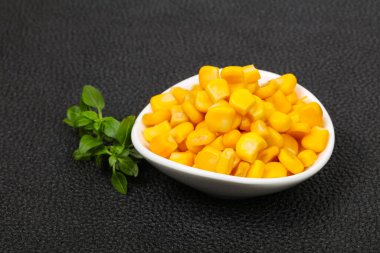 Genç tatlı mısır kasesinde