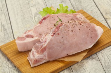 Çiğ domuz eti ızgara için hazır.