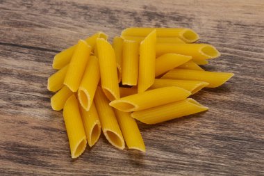 Çiğ makarna kaseye hazır.