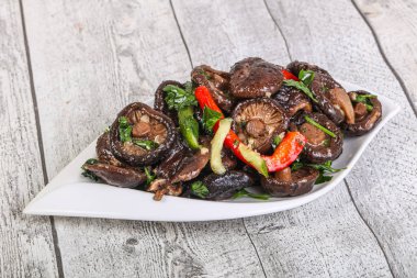 Baharatlı ve otlu terbiye edilmiş Shiitake mantarı.