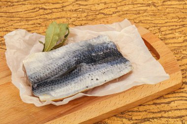 Güvertede deri ve baharatlı ringa filetosu.