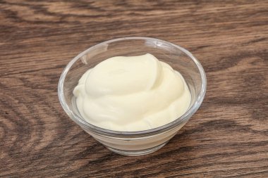 Süt ekşi krema kasede