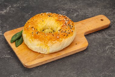 Sıcak lezzetli Özbek ekmeği atıştırmaya hazır.