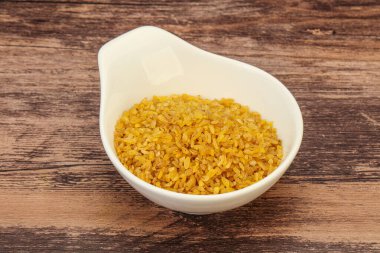 Vejetaryen mutfağı. Kasede pişirmek için kuru bulgur.