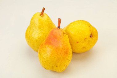 Arka planda taze sarı armut