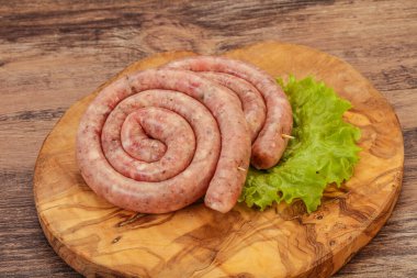 Izgara için çiğ domuz sosisi halkası.