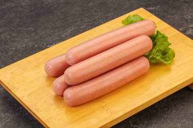 Lezzetli et sosisleri güverteye yığılmış.