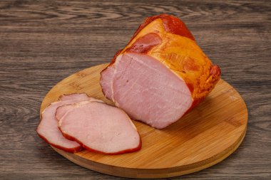 Baharatlı ve otlu füme domuz aslanı.