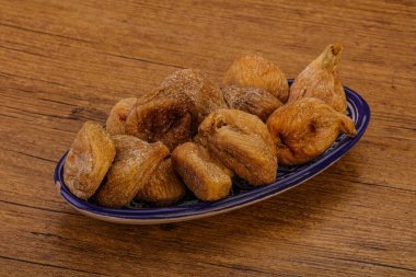 Kuru incirli meyve yığını.