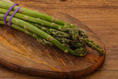 Vejetaryen mutfağı - Pişirmek için çiğ kuşkonmaz yığını