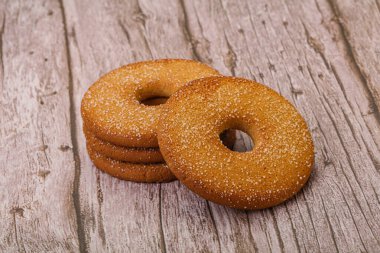 Tatlı ve çıtır çıtır zencefilli kurabiye yığını