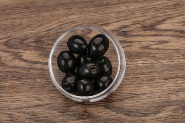 Kasede marine edilmiş siyah zeytin.