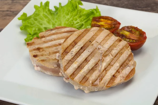 Steak Tuna Panggang Dengan Kumato Dan Salad — Stok Foto