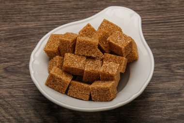 Kahverengi baston şeker yavruları kasede