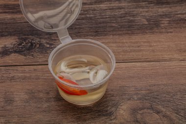 Acı biber ve sarımsaklı Vietnam sirkesi sosu.