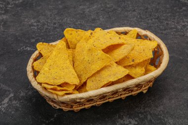 Meksika mısır cipsi üçgen yığını.